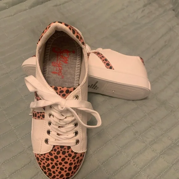 Victory Sneakers 7.5 - Picture 3 of 4